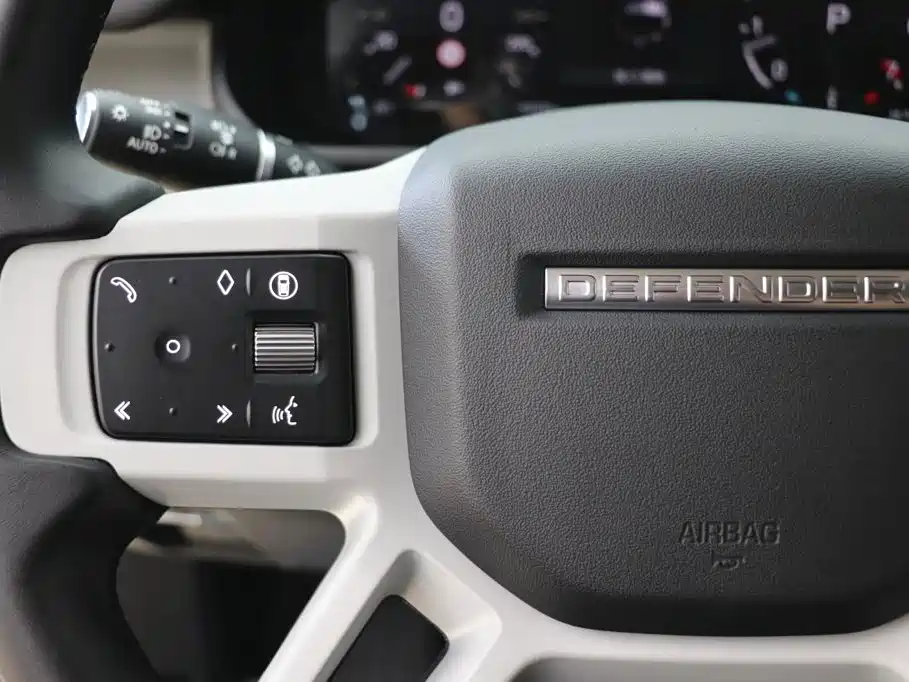 Land Rover Defender 2024 — фото 16