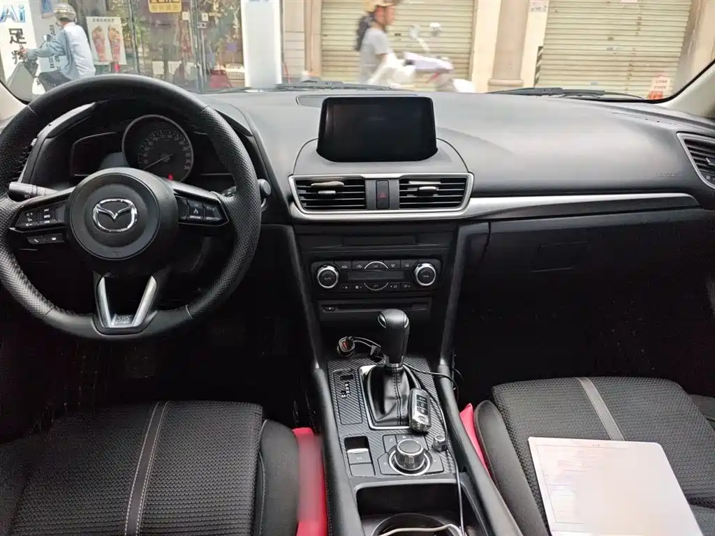 Mazda 3 Axela 2019 — фото 13