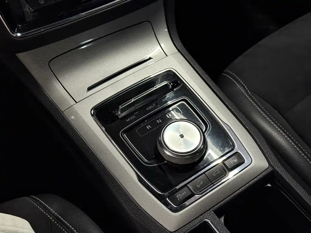 Roewe RX5 New Energy 2018 — фото 15