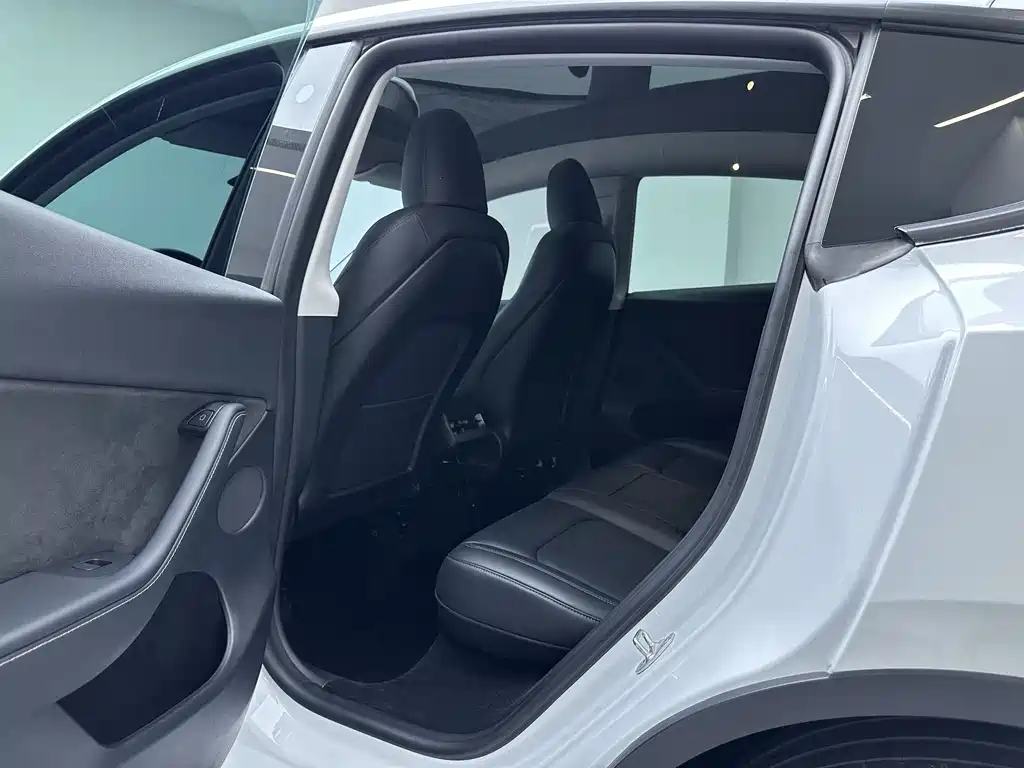 Tesla Model Y 2022 — фото 16