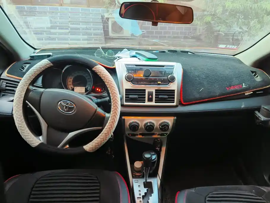 Toyota Yaris L 2015 — фото 12