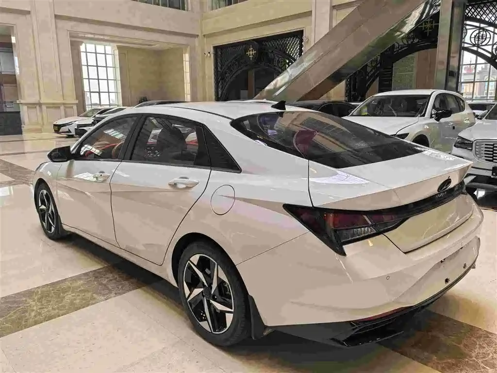 Hyundai Elantra 2023 — фото 18