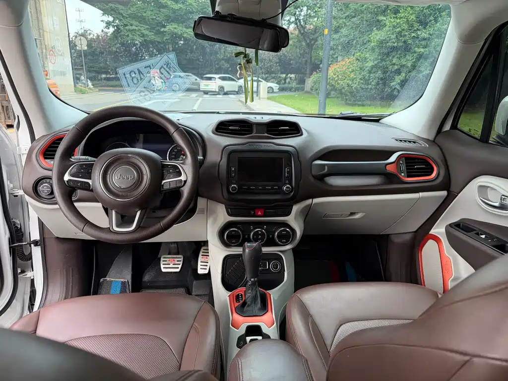 Jeep Renegade 2016 — фото 12