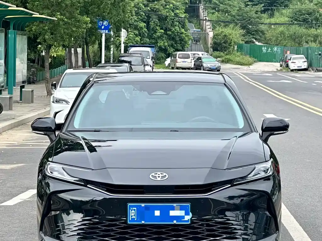 Toyota Camry 2024 — фото 2