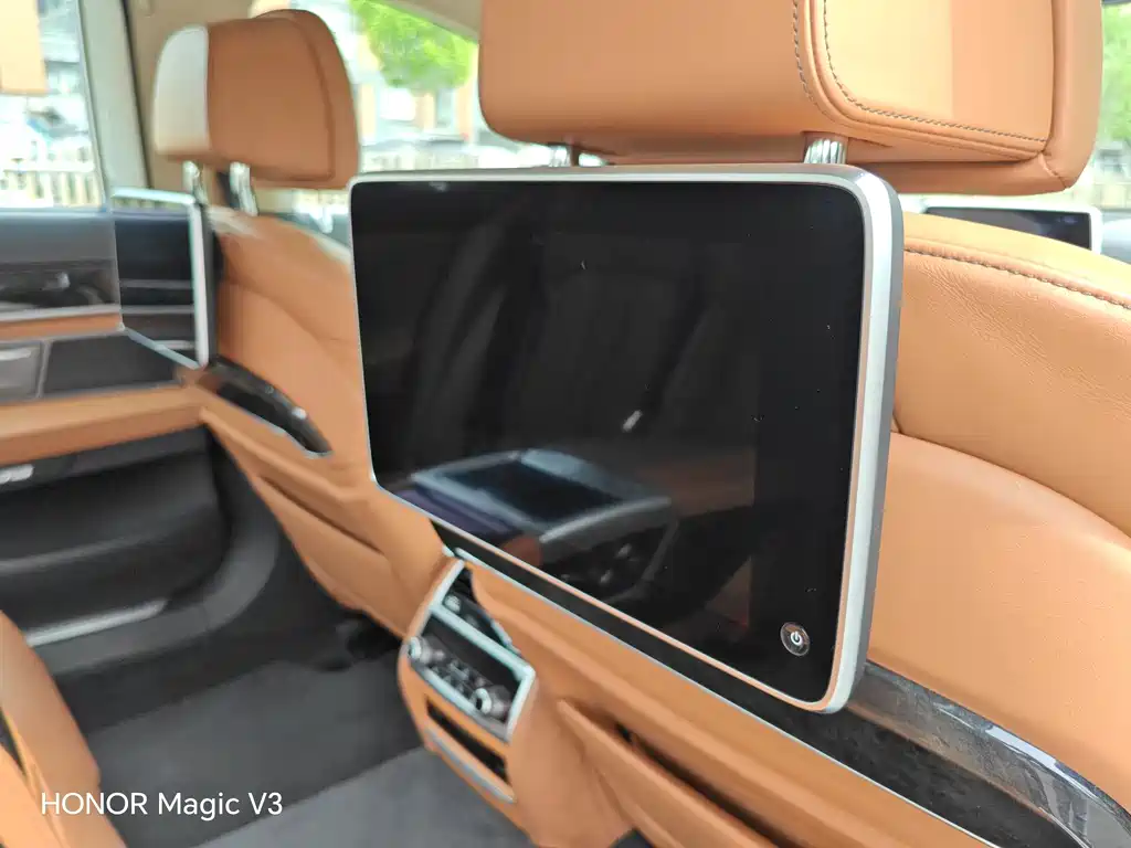 BMW 7 Series 2017 — фото 24