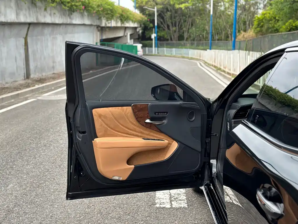Lexus LS 2022 — фото 11