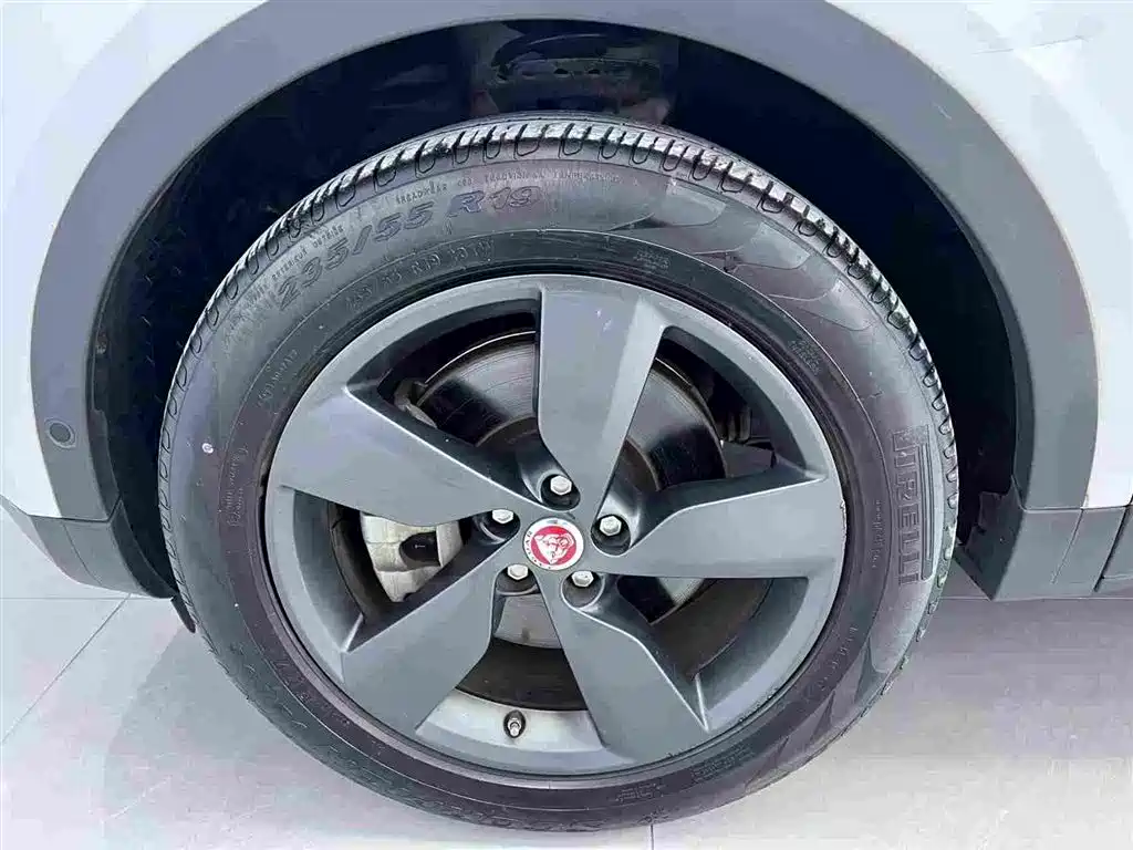 Jaguar E-PACE 2020 — фото 16
