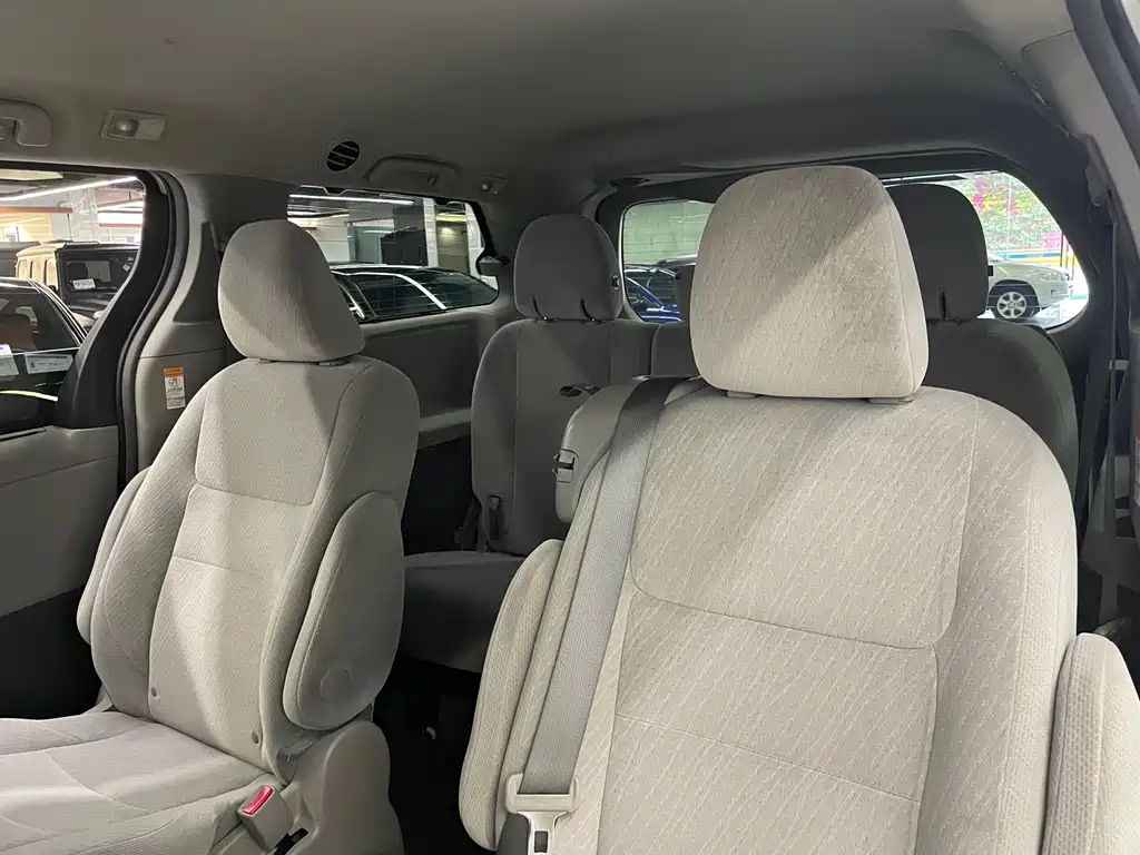 Toyota Sienna 2016 — фото 37
