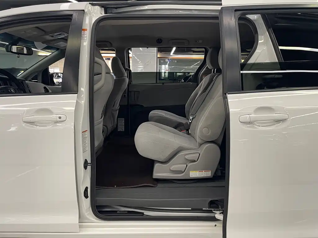 Toyota Sienna 2016 — фото 8