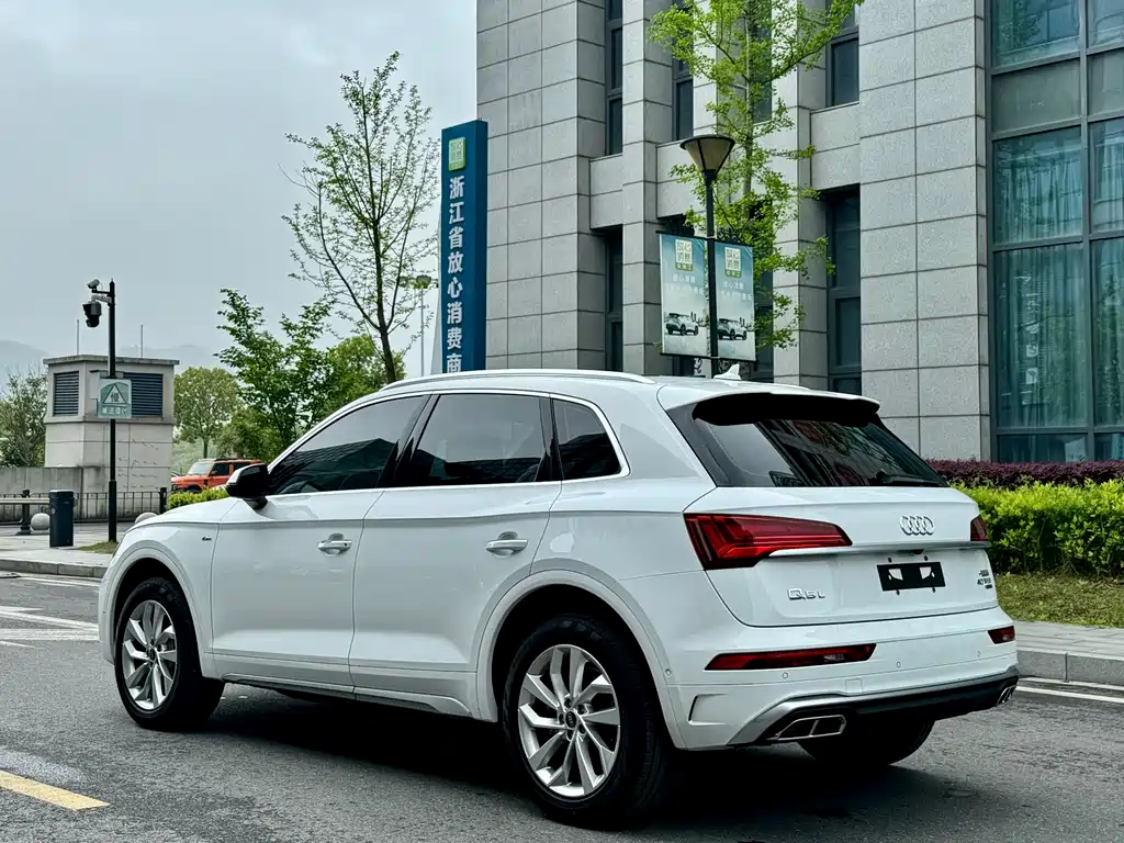 Audi Q5L 2022 — фото 11