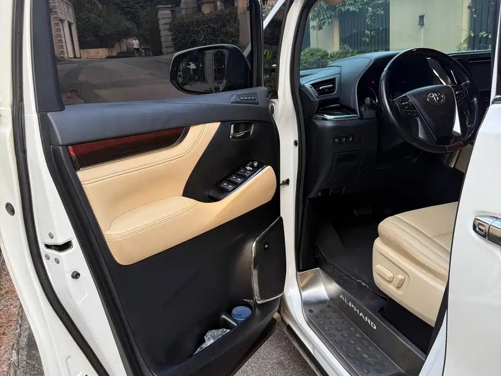 Toyota Alphard 2017 — фото 8