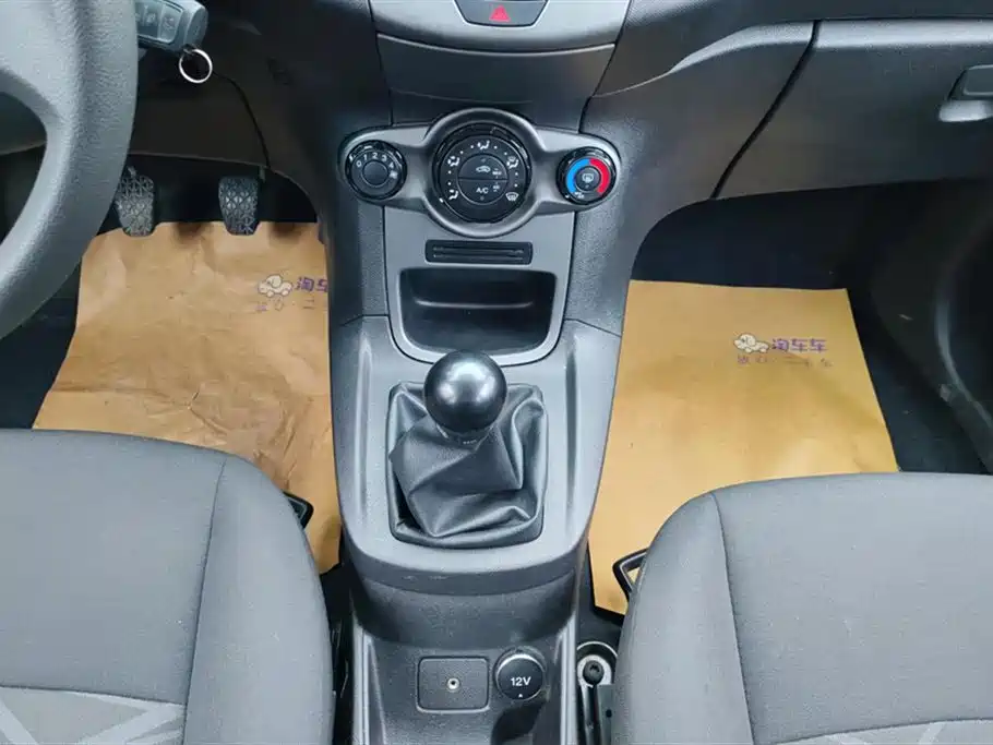 Ford Fiesta 2015 — фото 16