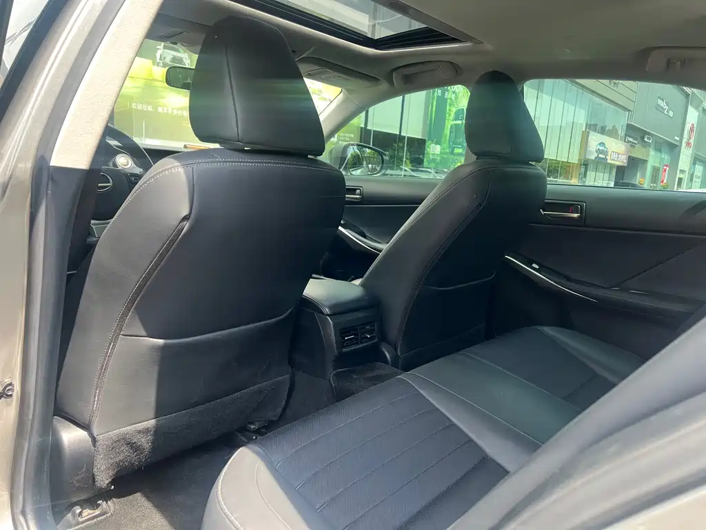 Lexus IS 2019