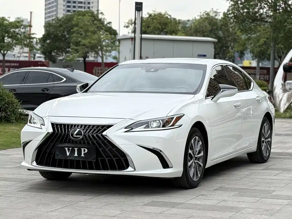 Lexus ES 2023 — фото 1