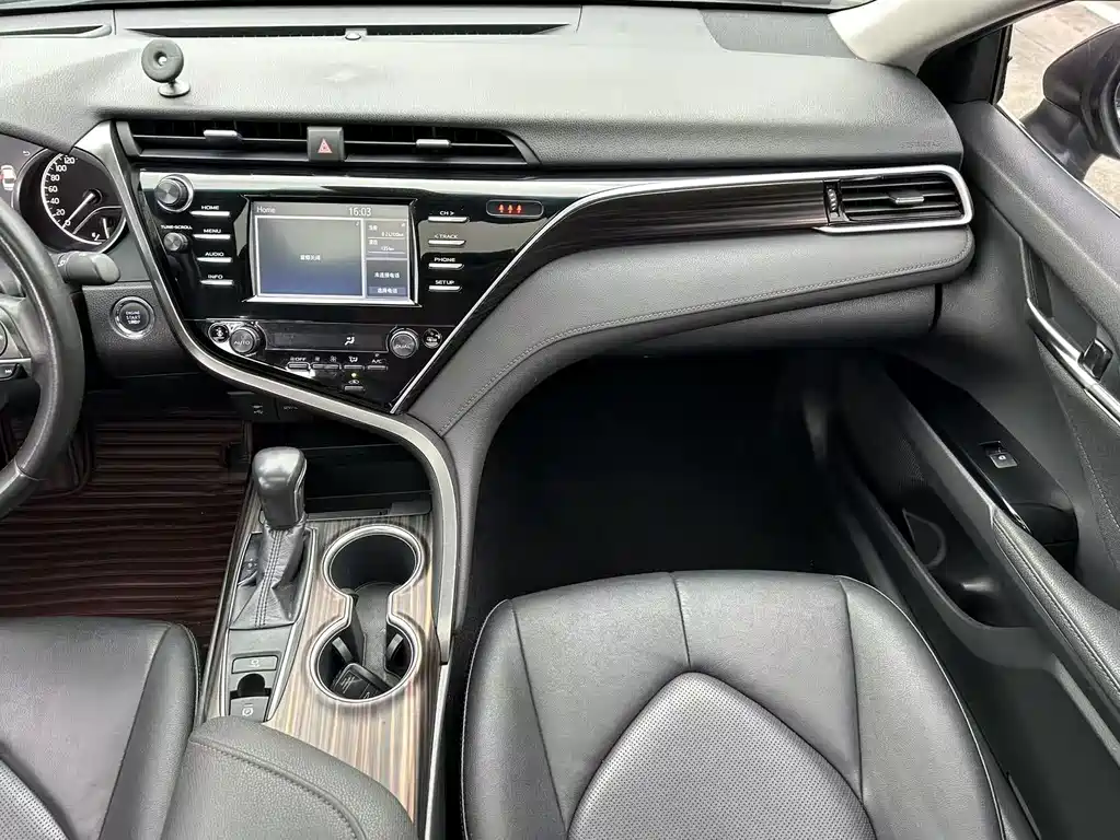 Toyota Camry 2018 — фото 15