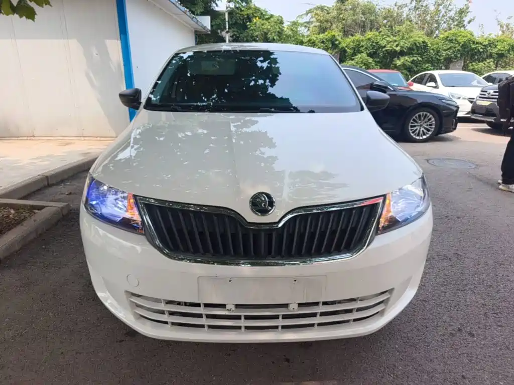Skoda Rapid 2015 — фото 3