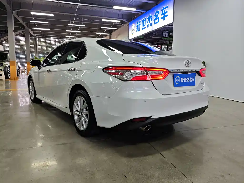 Toyota Camry 2023 — фото 16
