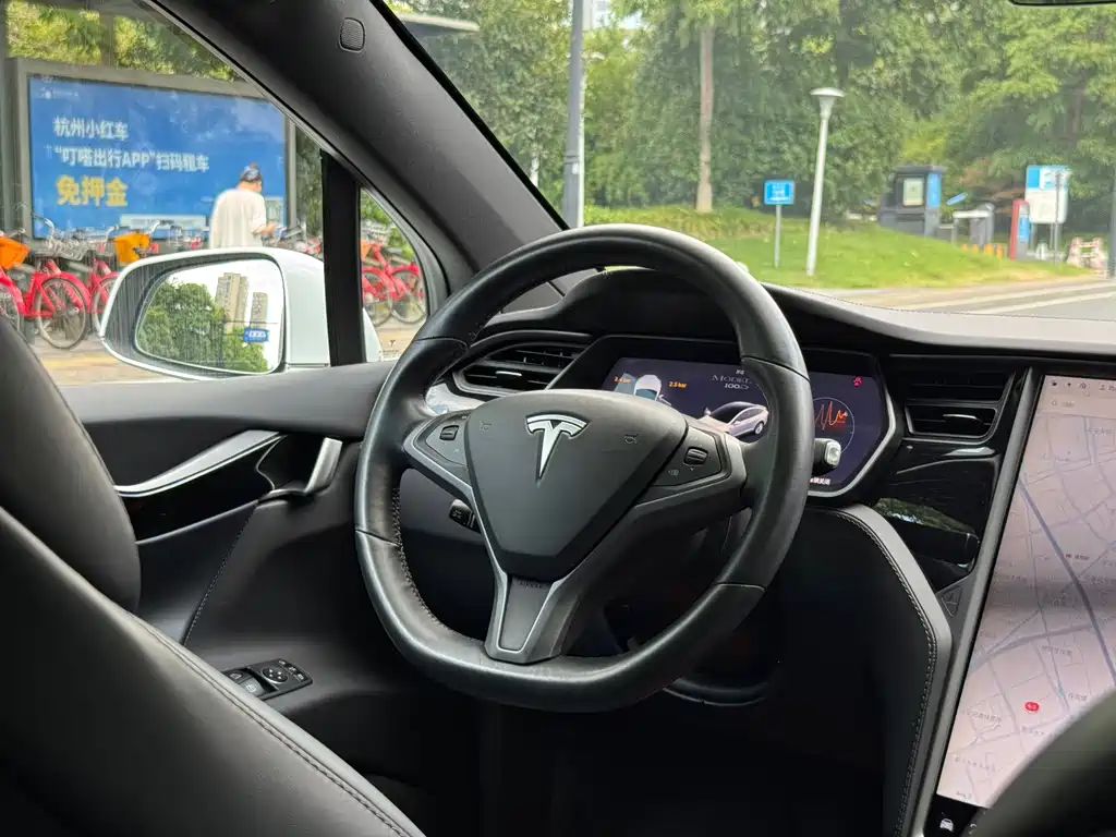 Tesla Model X 2018 — фото 12
