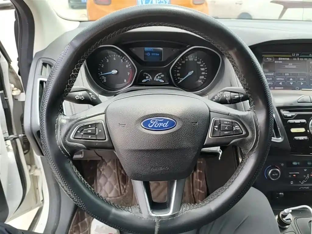 Ford Focus 2016 — фото 11