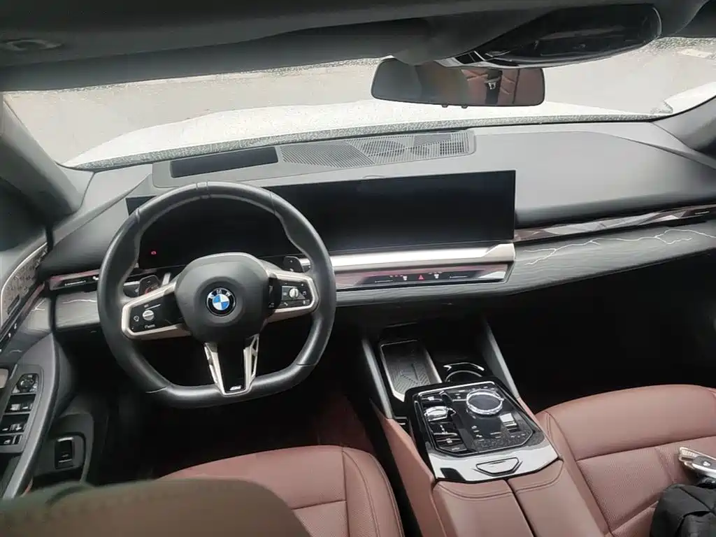 BMW 5 Series 2025 — фото 16