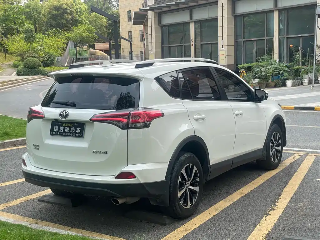 Toyota RAV4 2017 — фото 5