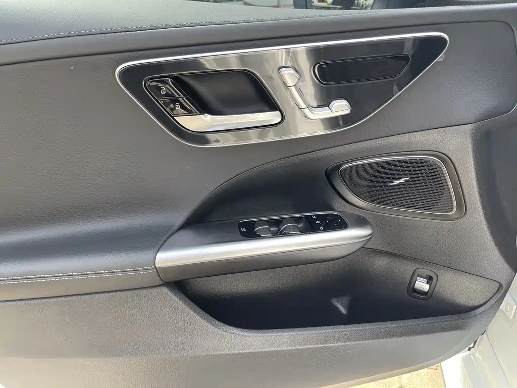 Mercedes-Benz C-Class 2025 — фото 17