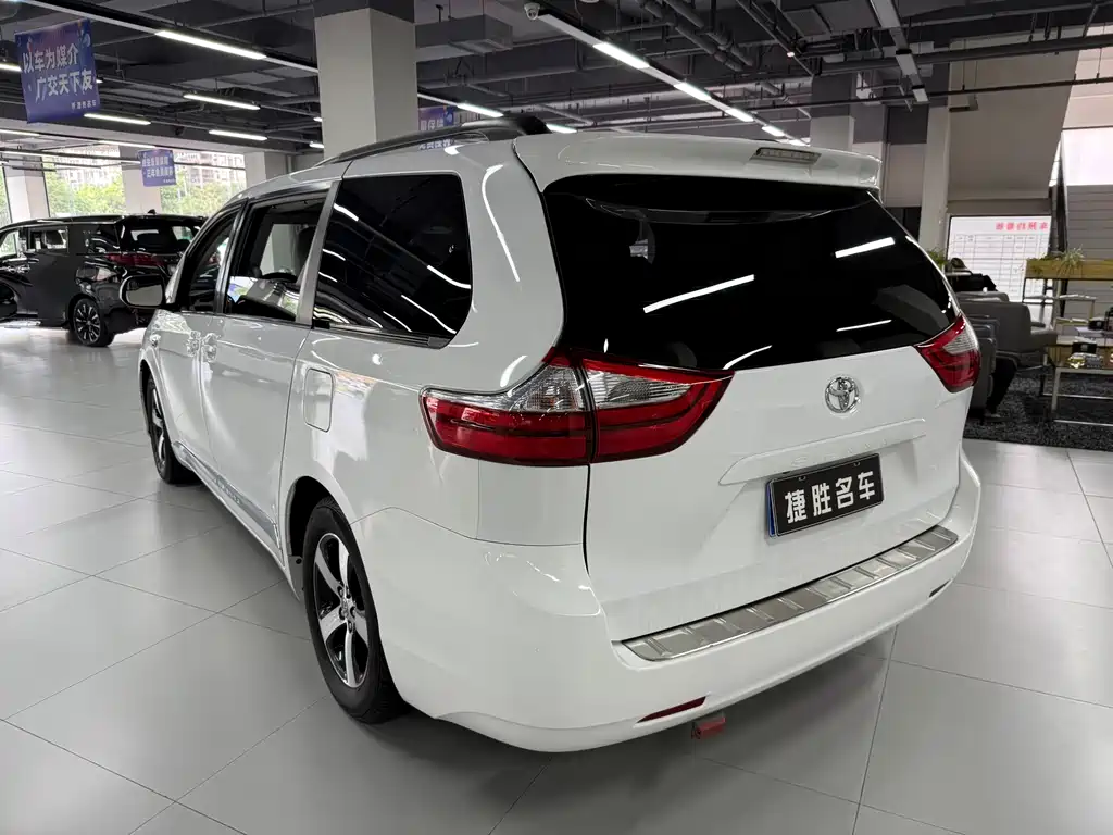 Toyota Sienna 2018 — фото 10