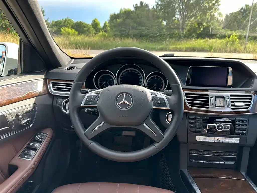 Mercedes-Benz E-Class 2015 — фото 18