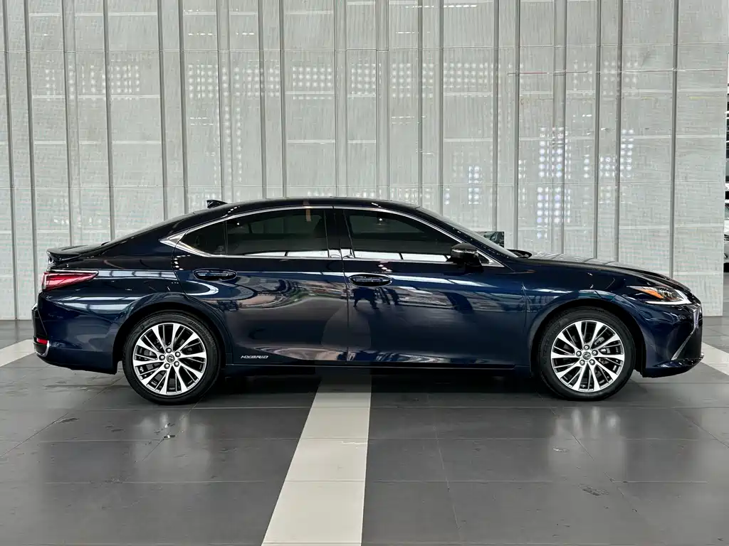 Lexus ES 2021
