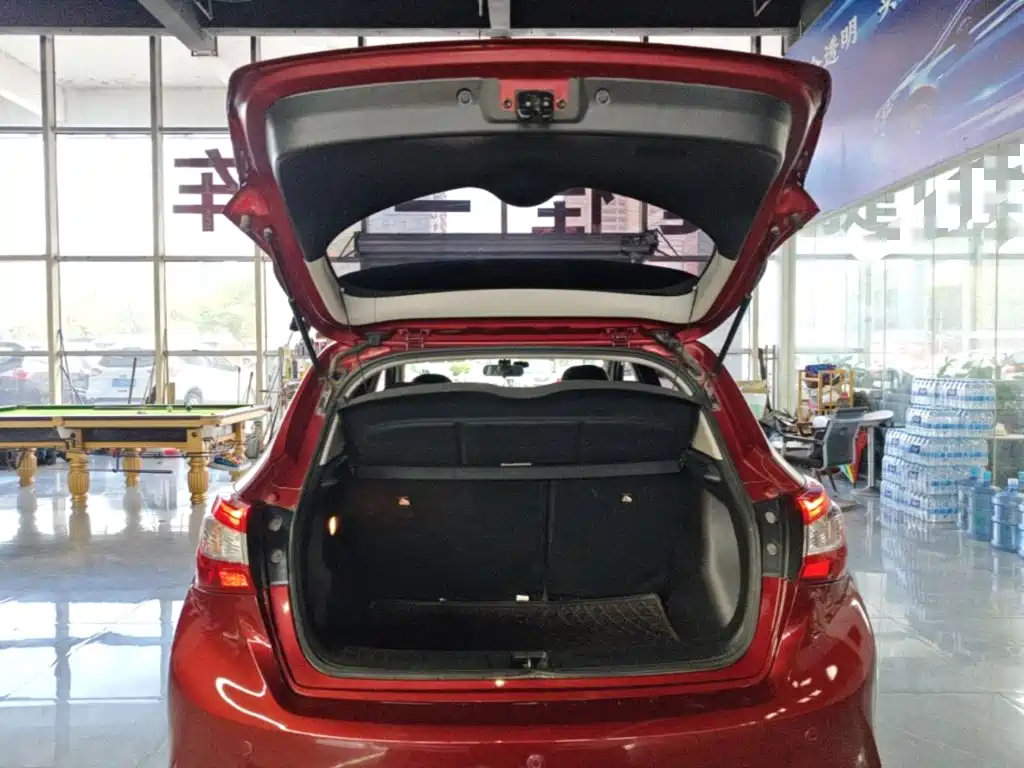 Nissan Tiida 2017 — фото 19