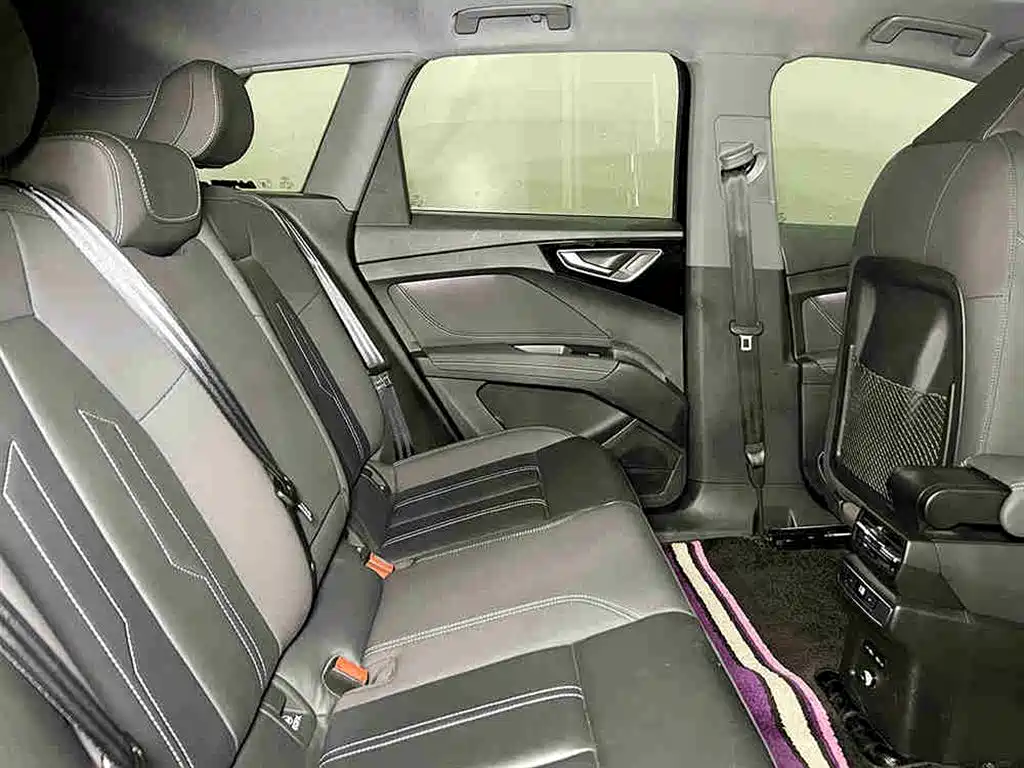 Audi Q4 e-tron 2023 — фото 7