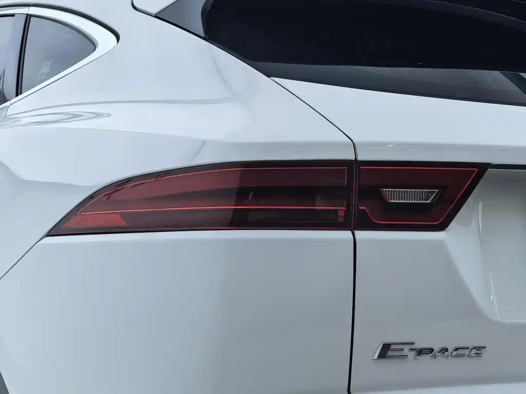 Jaguar E-PACE 2021 — фото 29