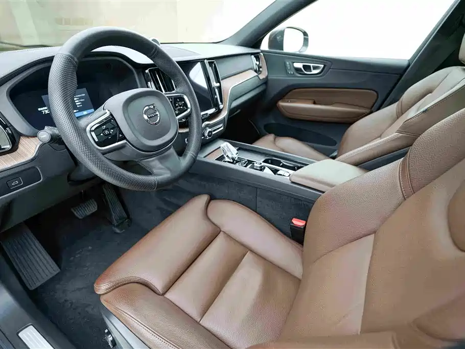 Volvo XC60 2022 — фото 10