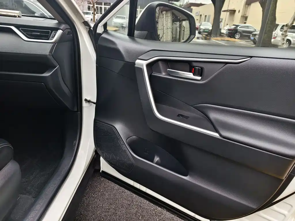 Toyota RAV4 2020 — фото 16