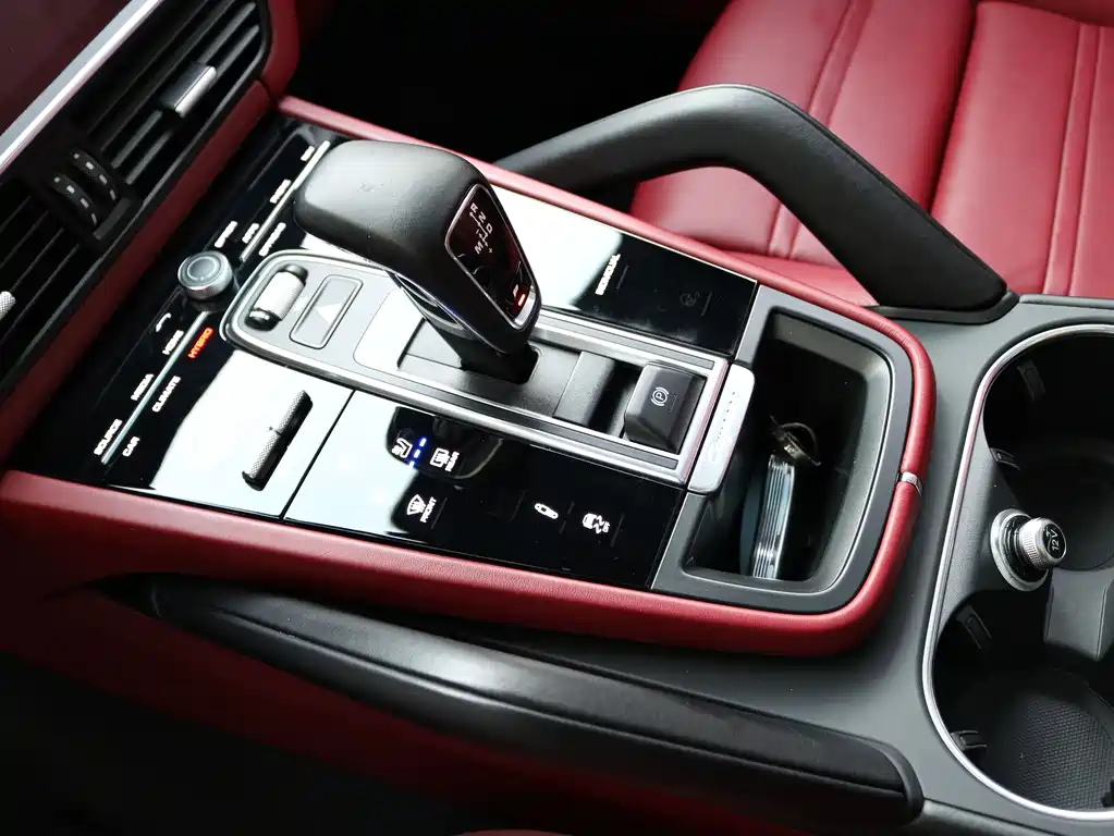 Porsche Cayenne Hybrid 2021 — фото 11