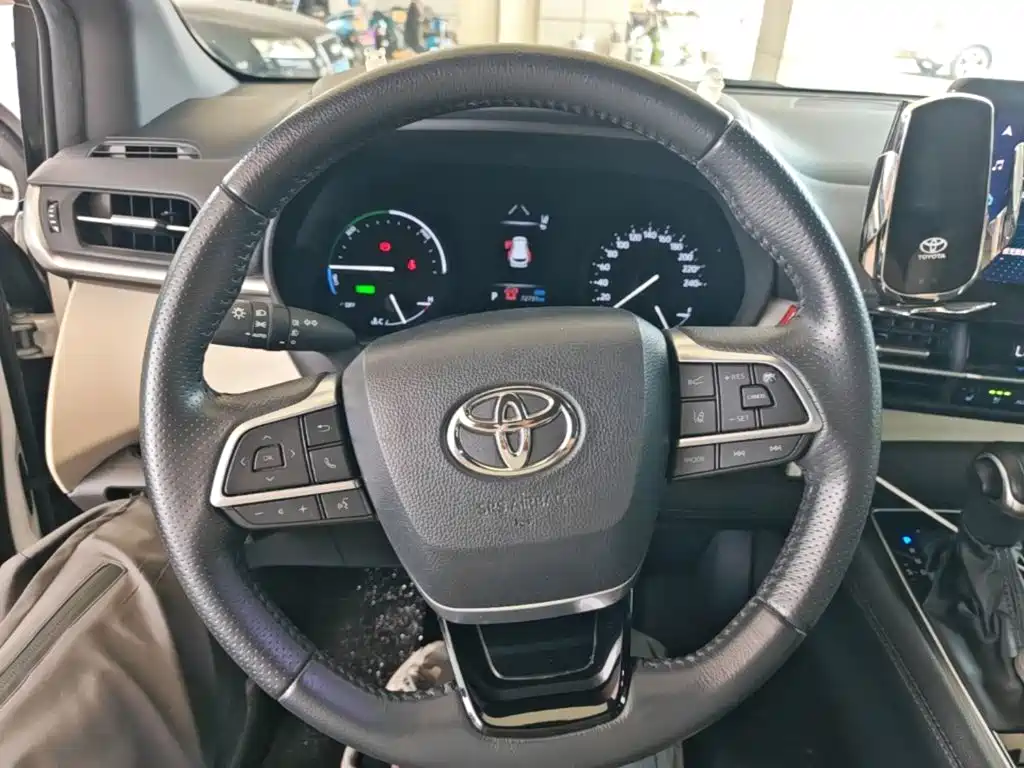 Toyota Sienna 2023 — фото 11