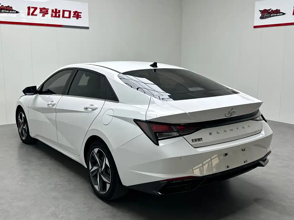 Hyundai Elantra 2023 — фото 15