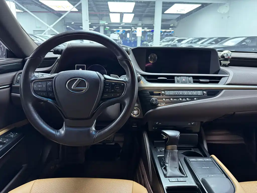 Lexus ES 2018 — фото 9