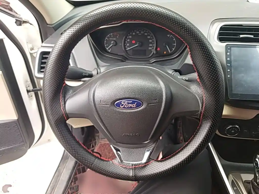 Ford Escort 2017 — фото 11