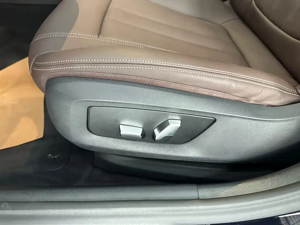 BMW 5 Series 2019 — фото 26