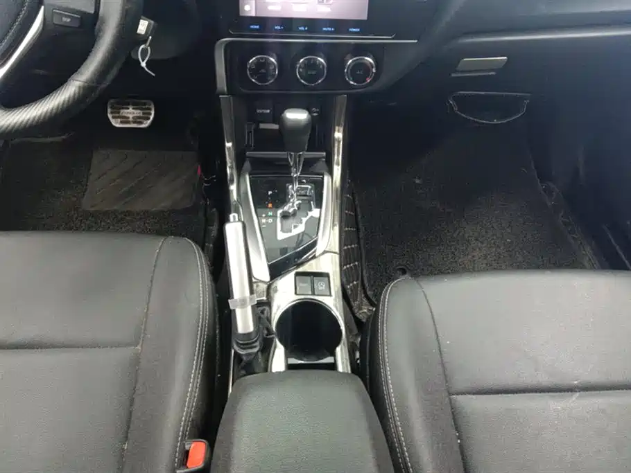 Toyota Corolla 2018 — фото 16