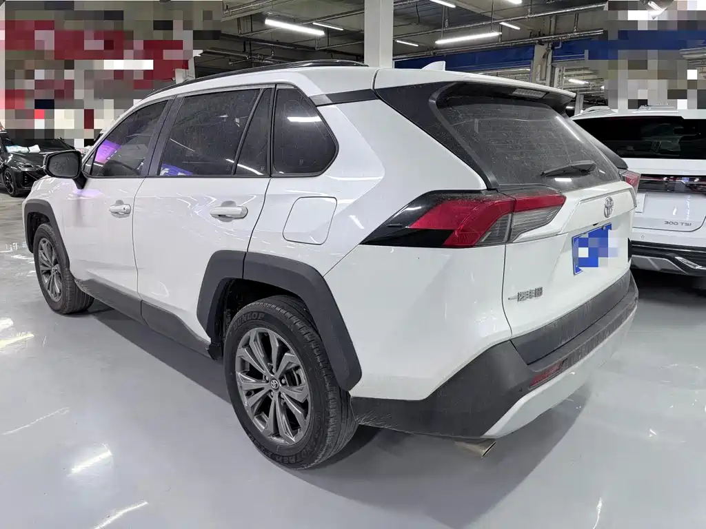 Toyota RAV4 2023 — фото 18