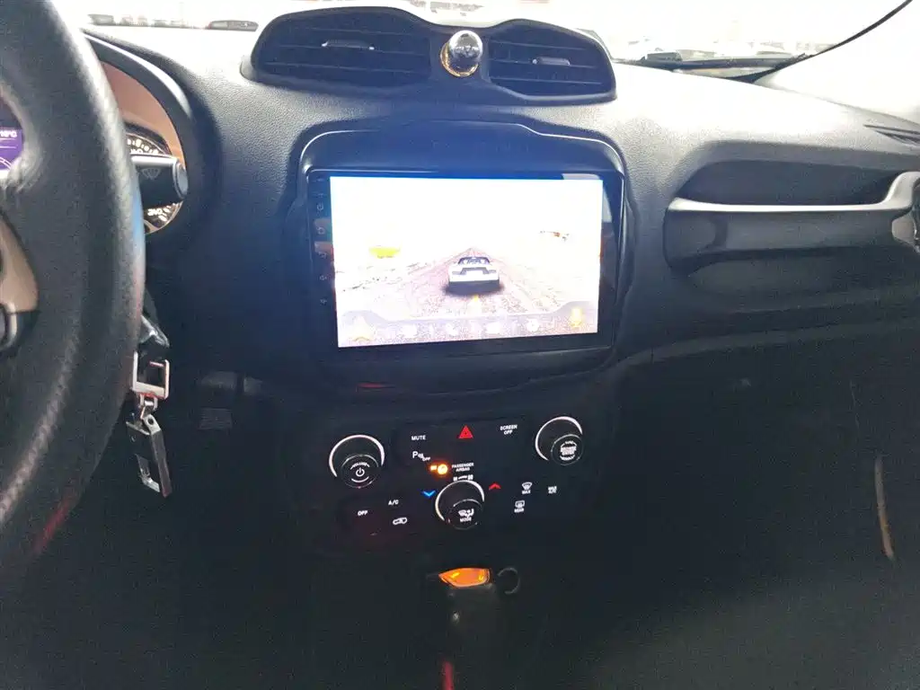 Jeep Renegade 2018 — фото 9