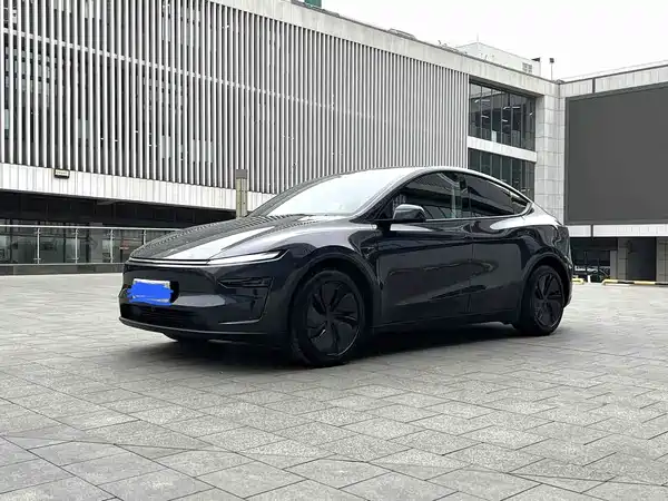 Tesla Model Y 2025