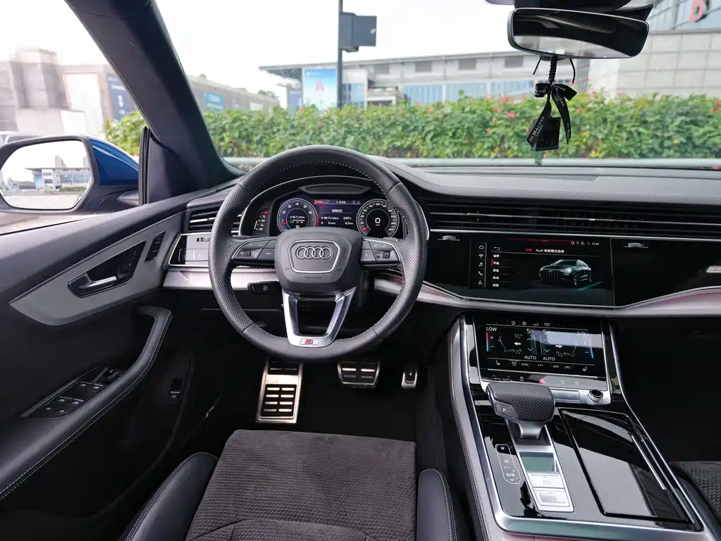 Audi Q8 2020 — фото 11