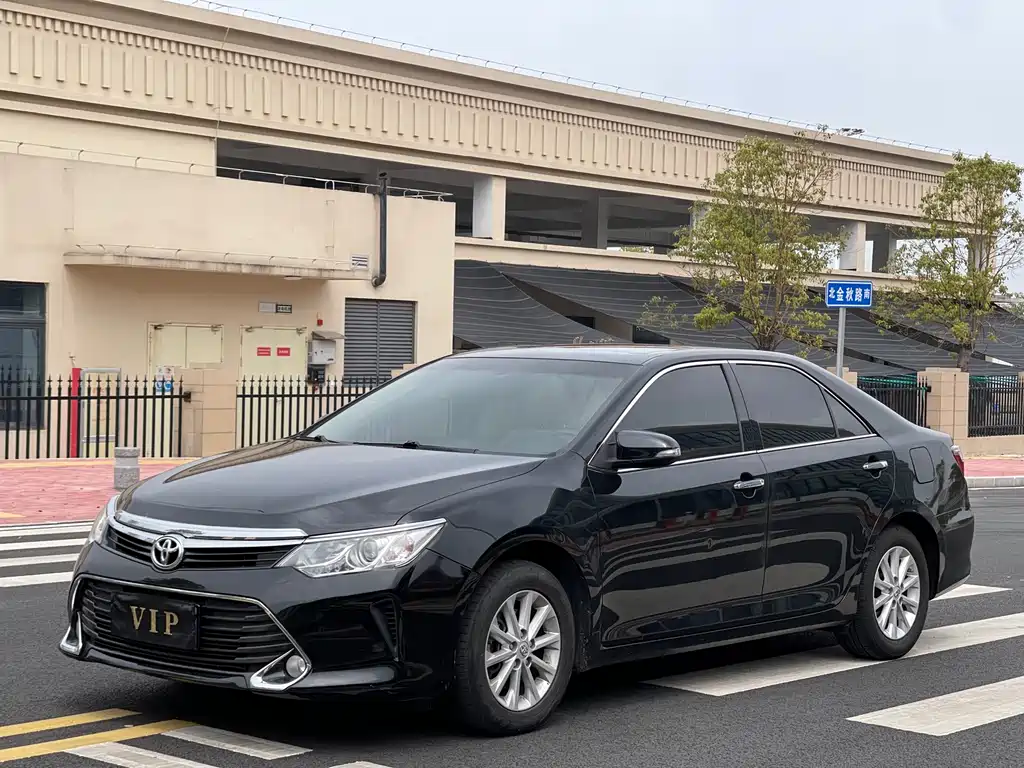 Toyota Camry 2017 — фото 1