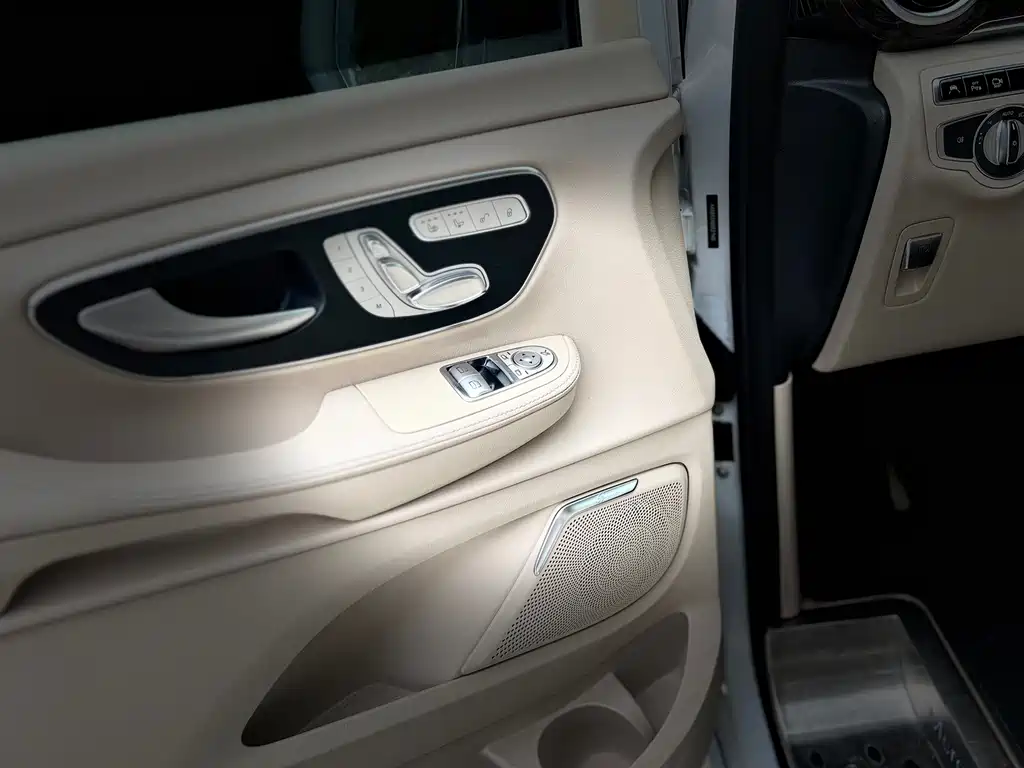 Mercedes-Benz V-Class 2017 — фото 12