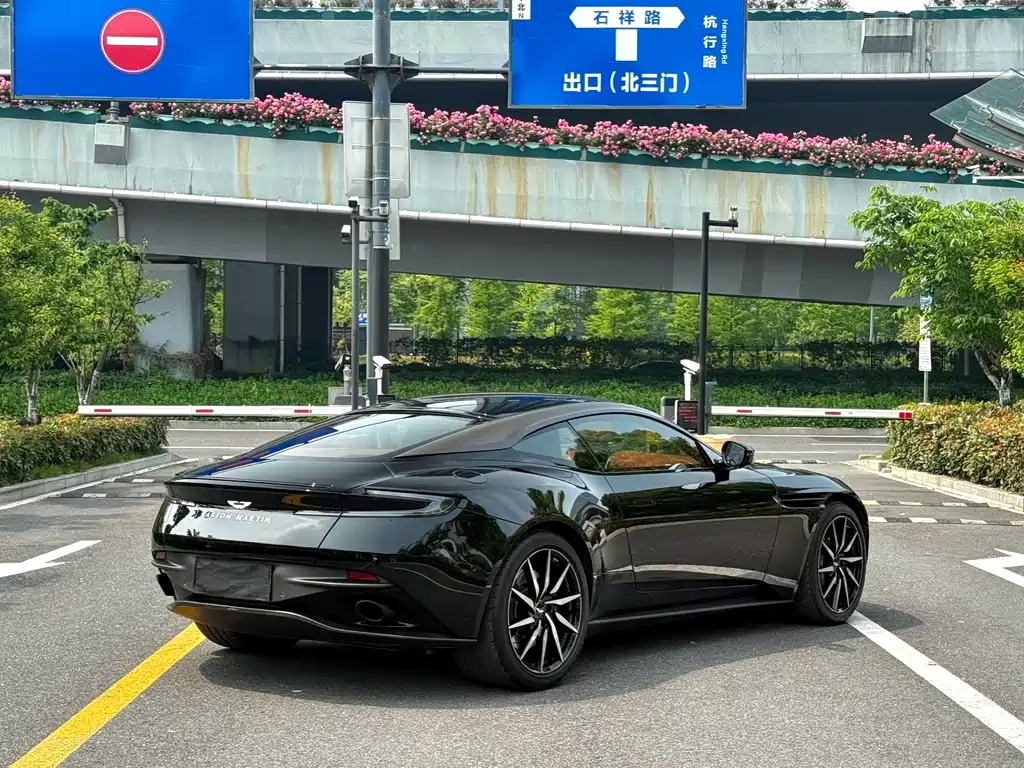 Aston Martin DB11 2023 — фото 7