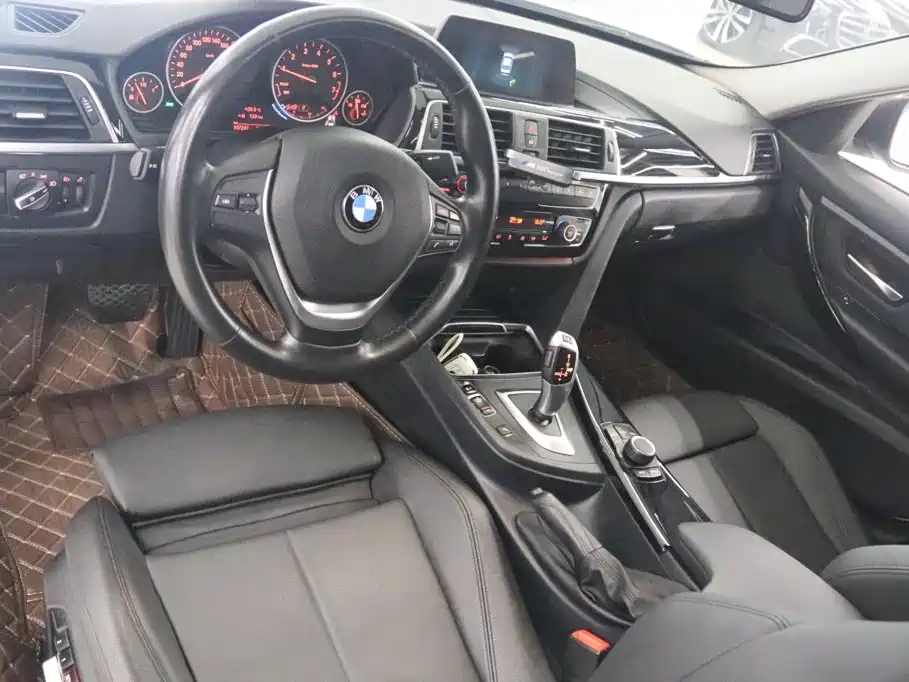 BMW 3 Series 2018 — фото 11