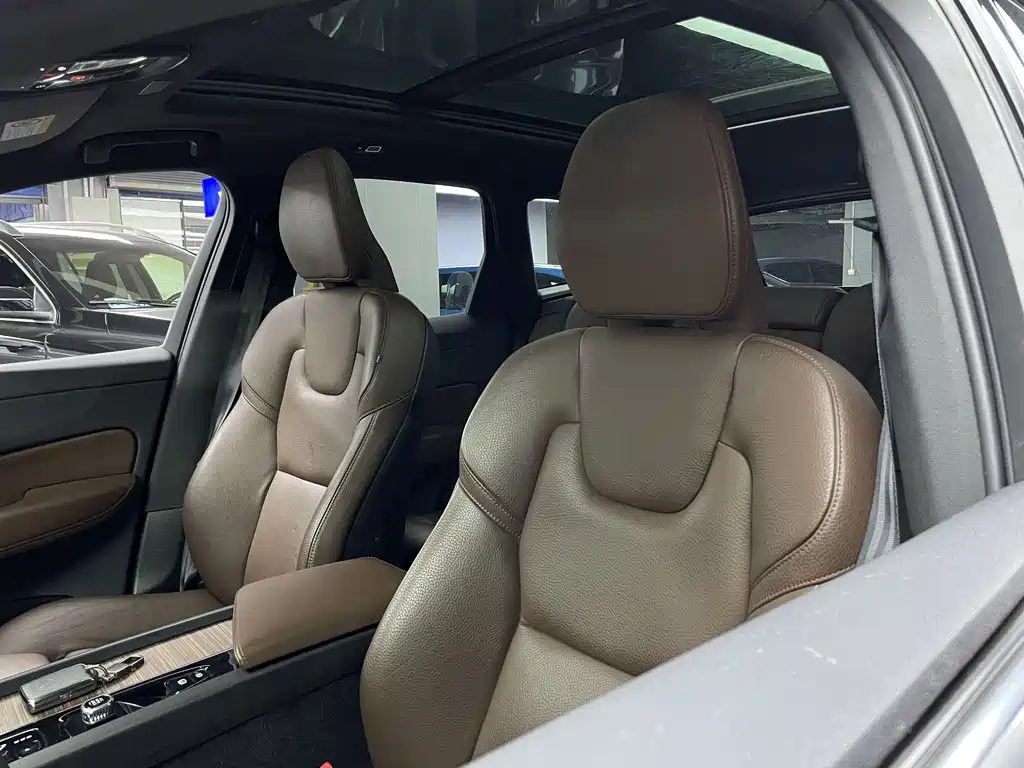 Volvo XC60 2022 — фото 14